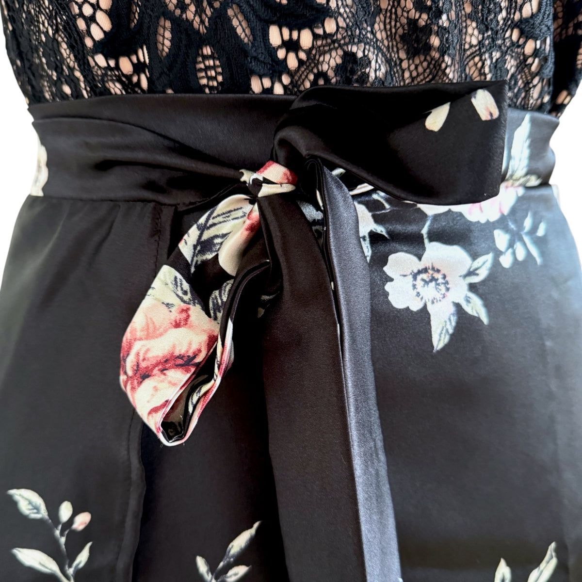 BOW2FLOW Wickelrock Tanzrock - Satin, Schwarz, englische Rosen - LIMITIERTE STÜCKZAHL